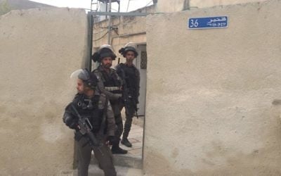 Police units move into the Jabel Mukaber neighborhood of southeast Jerusalem before sealing off the home of a terrorist on March 22, 2017. (Israel Police)