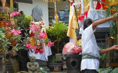 Family altar in Bali, (CC BY-SA 3.0 Adimelali Bali /Wikimedia) 