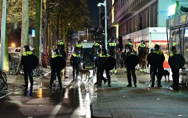 Dutch police break up protests by Dutch Turks in the port city of Rotterdam after Dutch authorities expelled Turkey's Family Minister Fatma Betul Sayan Kaya and escorted her back to the German border, March 12, 2017.  (AFP Photo/Emmanuel Dunand)