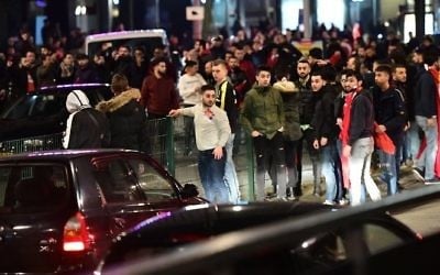 Protests erupted outside the Turkish consulate in the Dutch port city of Rotterdam late on March 11, 2017, after Dutch authorities banned visits of Turkish ministers aiming to whip up support for Ankara in a referendum planned for April. / AFP PHOTO / Emmanuel DUNAND