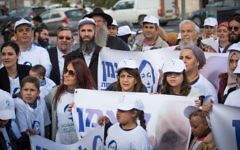 Families of patients from the pediatric hemato-oncology unit at Jerusalem‘s Hadassah Hospital, Ein Kerem,  demonstrate in support of the unit‘s director Prof. Michael Weintraub, near the capital‘s Ministry of Health on February 9, 2017. (Yonatan Sindel/Flash90