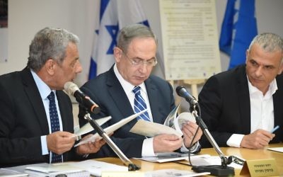 Prime Minister Benjamin Netanyahu (C) and Finance Minister Moshe Kahlon (R) seen at a ceremony in the southern Israeli city of Eilat, March 7, 2017. Photo by Yair Sagi/POOL