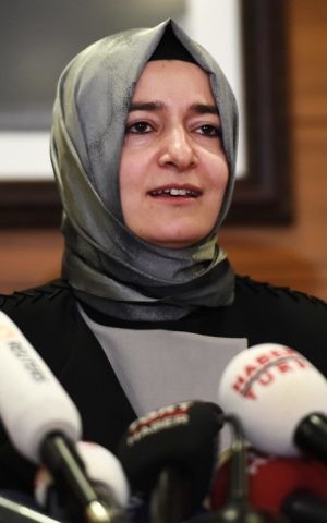 Turkey's Family Minister Fatma Betul Sayan Kaya speaks to the media after arriving at the Ataturk International airport, Istanbul, Turkey, on March 12, 2017. / AFP PHOTO / OZAN KOSE Turkey's Family Minister Fatma Betul Sayan Kaya speaks to the media after arriving at the Ataturk International airport, Istanbul, Turkey, on March 12, 2017. / AFP PHOTO / OZAN KOSE