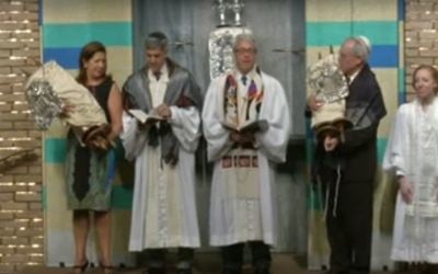 Rabbi David Stern (C) officiating at a service at the Temple Emanu-El, Dallas. (YouTube screenshot) 