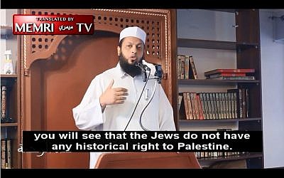 Sheikh Wael Al-Ghitawi delivers a sermon in Al-Andalous Islamic Center in Montreal, November 2014. (Screen capture: MEMRI TV)