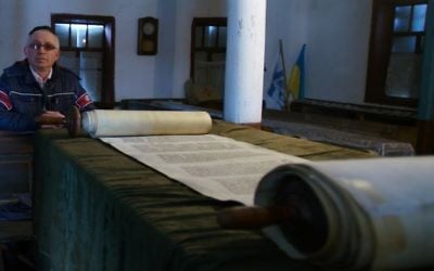Yakov Sklarsky visiting the synagogue of Bershad March 9, 2017. (Cnaan Liphshiz/JTA)