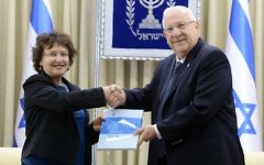 Bank of Israel Governor Karnit Flug presents the bank's 2016 report to President Reuven Rivlin, March 29, 2017. (Mark Neiman, GPO)