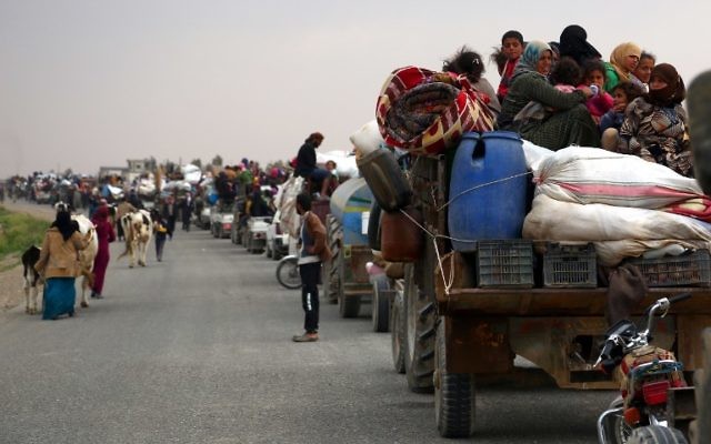 Displaced Syrian arrive in the village of Suwaidiya Saghira, north of Tabqa, after they fled their homes due to the battles between Syrian Democratic Forces and Islamic State (IS) group jihadists on March 30, 2017. (AFP/DELIL SOULEIMAN)