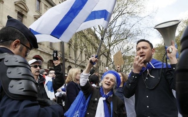 Pro-Israeli protesters wave flags and shout slogans as they march by a demonstration against Israel on April 1, 2017. (AFP PHOTO / THOMAS SAMSON) Pro-Israeli protesters wave flags and shout slogans as they march by a demonstration against Israel on April 1, 2017. (AFP PHOTO / THOMAS SAMSON)
