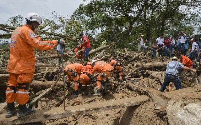 Rescuers search for victims following mudslides caused by heavy rains in Mocoa, Putumayo department, southern Colombia on April 2, 2017. (AFP PHOTO / LUIS ROBAYO) Rescuers search for victims following mudslides caused by heavy rains in Mocoa, Putumayo department, southern Colombia on April 2, 2017. (AFP PHOTO / LUIS ROBAYO)