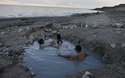 Tourists enjoy a spring water pool along the Dead Sea shore near Kibbutz Ein Gedi on April 2, 2017. (Menahem Kahana/AFP) Tourists enjoy a spring water pool along the Dead Sea shore near Kibbutz Ein Gedi on April 2, 2017. (Menahem Kahana/AFP)