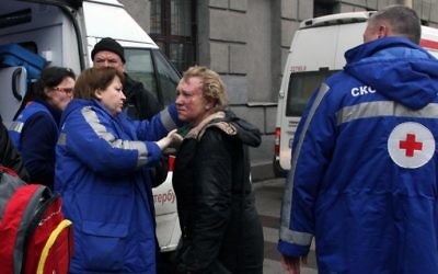 Medics help an injured woman outside the Technological Institute metro station in Saint Petersburg on April 3, 2017. (AFP Photo/Inter Press/Alexander Tarasenkov)