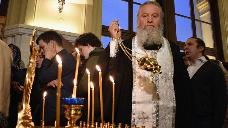 An Orthodox priest leads a service in memory of victims of the blast in the Saint Petersburg metro in a chapel at Leningradsky railway station in Moscow on April 3, 2017. (AFP Photo/Alexander Nemenov) An Orthodox priest leads a service in memory of victims of the blast in the Saint Petersburg metro in a chapel at Leningradsky railway station in Moscow on April 3, 2017. (AFP Photo/Alexander Nemenov)