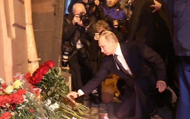 Russian President Vladimir Putin places flowers in memory of victims of the blast in the Saint Petersburg metro outside Technological Institute station on April 3, 2017. (AFP Photo/STR) Russian President Vladimir Putin places flowers in memory of victims of the blast in the Saint Petersburg metro outside Technological Institute station on April 3, 2017. (AFP Photo/STR)