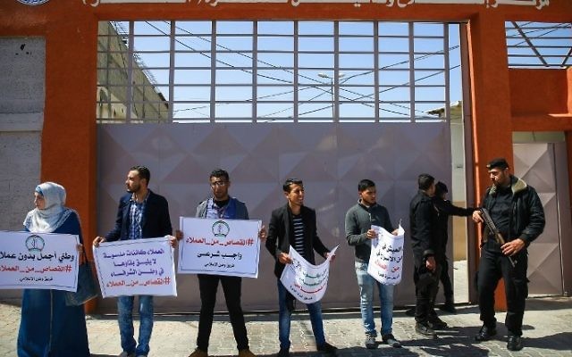 Palestinians demonstrate outside an Interior Ministry building in Gaza City, run by Hamas, as they carry signs condemning "collaborators" and "spies" working for Israel, on April 5, 2017. (AFP PHOTO / MOHAMMED ABED)