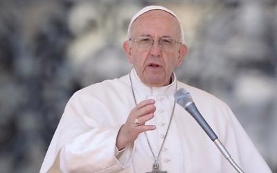 Pope Francis blesses the crowd at the end of a weekly general audience at St Peter's square on April 5, 2017 in Vatican. (AFP PHOTO / Filippo MONTEFORTE)