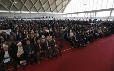 Iranian men attend the general assembly of conservatives in Tehran on April 6, 2017 to decide on a shortlist of five candidates for the presidential election. (AFP PHOTO / STR)