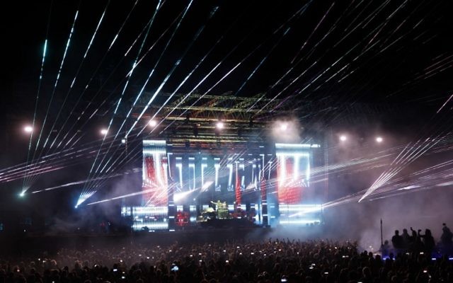 A huge crowd attends a concert by electronic music pioneer Jean-Michel Jarre aimed to publicise the plight of the shrinking Dead Sea, the lowest place on earth, at the foot of the ancient clifftop fortress of Massada in Israel late April 6, 2017. (AFP PHOTO / MENAHEM KAHANA)