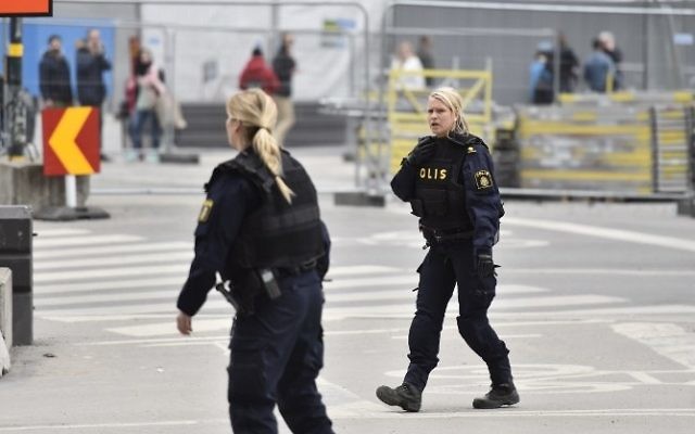 Police officers work at the scene where a truck crashed into the Ahlens department store at Drottninggatan in central Stockholm, April 7, 2017. (AFP/ TT News Agency / Noella JOHANSSON)