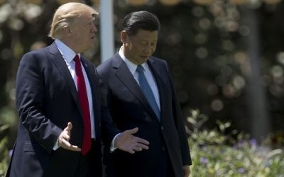 US President Donald Trump (L) and Chinese President Xi Jinping (R) walk together at the Mar-a-Lago estate in West Palm Beach, Florida, April 7, 2017. (AFP Photo/Jim Watson)