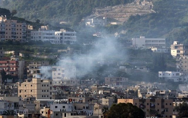 Smoke rises during clashes in Ein al-Hilweh camp, Lebanon's largest Palestinian refugee camp, near the southern coastal city of Sidon, on April 8, 2017. (AFP PHOTO / Mahmoud ZAYYAT)
