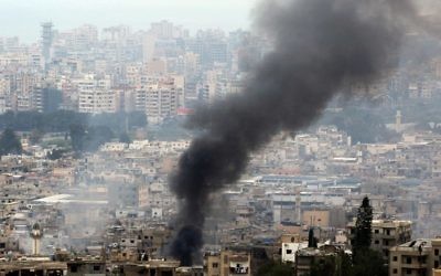 Smoke rises during clashes in Ein al-Hilweh camp, Lebanon's largest Palestinian refugee camp, near the southern coastal city of Sidon, on April 9, 2017. (AFP PHOTO / Mahmoud ZAYYAT)