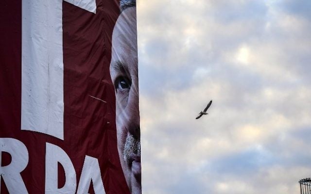 A huge poster of Turkish President Recep Tayyip Erdogan is draped over part of a building in Istanbul on April 9, 2017. (AFP PHOTO / BULENT KILIC) A huge poster of Turkish President Recep Tayyip Erdogan is draped over part of a building in Istanbul on April 9, 2017. (AFP PHOTO / BULENT KILIC)