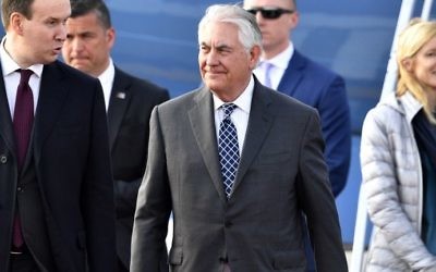 US Secretary of State Rex Tillerson (C) walks upon his arrival at the Vnukovo II Government airport in Moscow on April 11, 2017. (AFP PHOTO / Alexander NEMENOV)
