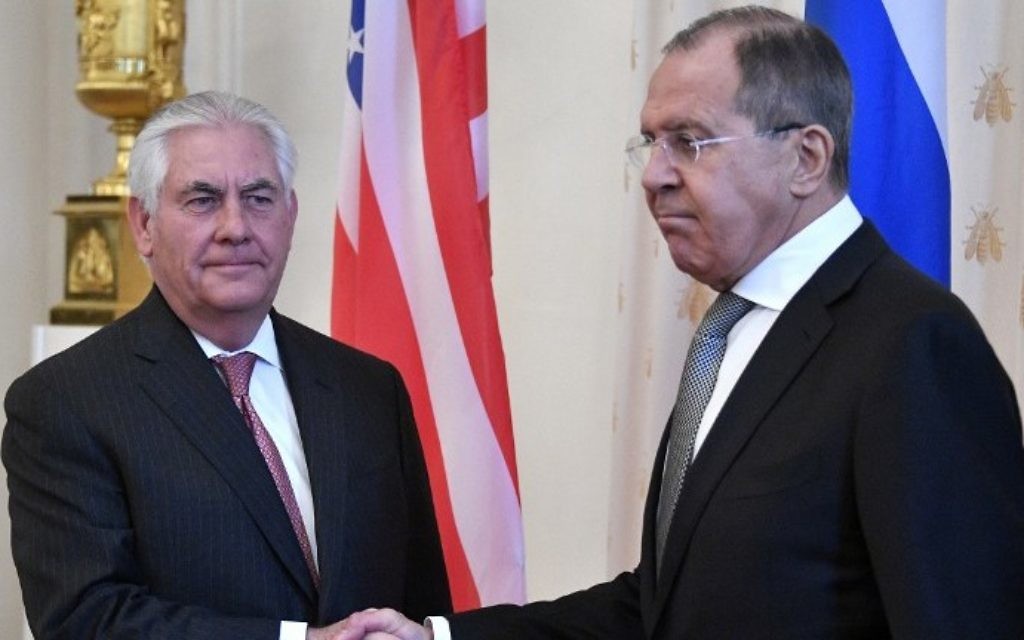 Russian Foreign Minister Sergey Lavrov (R) and US Secretary of State Rex Tillerson enter a hall during a meeting in Moscow on April 12, 2017. (AFP Photo/Alexander Nemenov)