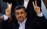 Former Iranian president Mahmoud Ahmadinejad (C) flashes the sign for victory at the interior ministry's election headquarters in Tehran on April 12, 2017. (AFP/Atta Kenare)