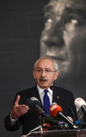 Kemal Kilicdaroglu, chief of the Republican People's Party's (CHP), the main opposition party in Turkey, gives a speech on April 12, 2017 in Istanbul during a campain meeting for the "NO" side. (AFP Photo/Ozan Kose)