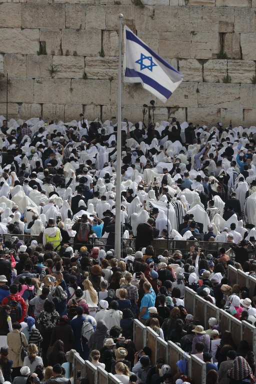 Jewish people take part in the priestly blessing ceremony during the Passover holiday at the Western Wall in the Old City of Jerusalem on April 13, 2017. (AFP Photo/Thomas Coex) Jewish people take part in the priestly blessing ceremony during the Passover holiday at the Western Wall in the Old City of Jerusalem on April 13, 2017. (AFP Photo/Thomas Coex)