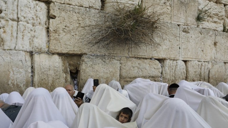 Jewish worshippers cover themselves with prayer shawls while praying at the Western Wall in Jerusalem's Old City during the Passover priestly blessing on April 13, 2017. (AFP Photo/Menahem Kahana) Jewish worshippers cover themselves with prayer shawls while praying at the Western Wall in Jerusalem's Old City during the Passover priestly blessing on April 13, 2017. (AFP Photo/Menahem Kahana)