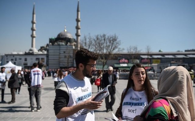 Law students explain people about the new constitution proposal on April 11, 2017 at Eminonu district in Istanbul (AFP PHOTO / OZAN KOSE)