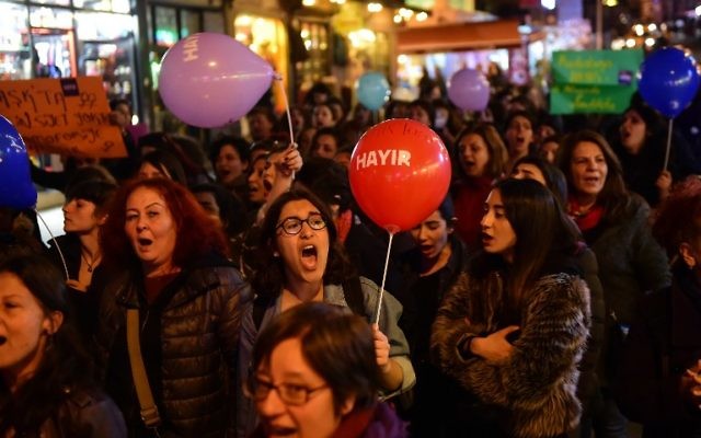 Turkish leftist women march in support of the 'No' campaign, at Kadikoy in Istanbul, on April 13, 2017. Turks will vote on April 16, 2017 on whether to change the current parliamentary system into an executive presidency. (AFP PHOTO / YASIN AKGUL)