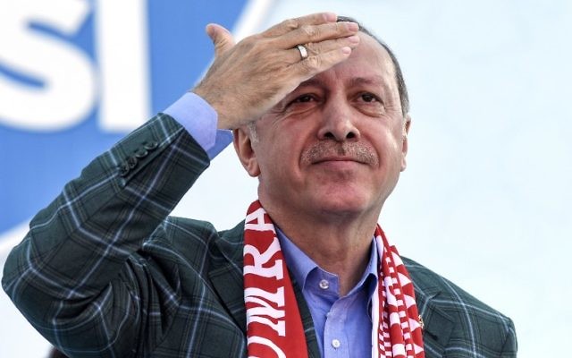 Turkish President Recep Tayyip Erdogan gestures as he delivers a speech during a rally on the eve of the constitutional referendum, on April 15, 2017 in Istanbul ( AFP PHOTO / Bulent KILIC)
