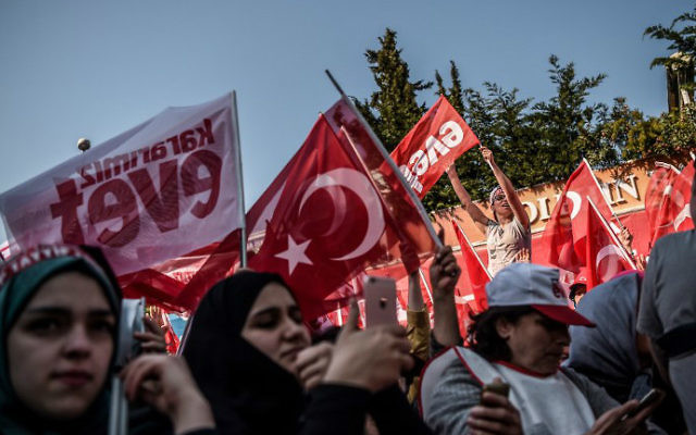 People cheer and wave Turkish national flags or flags reading "yes" while the Turkish president delivers a speech in Istanbul, on April 15, 2017, during a rally on the eve of the constitutional referendum. (Ozan Kose/AFP) People cheer and wave Turkish national flags or flags reading "yes" while the Turkish president delivers a speech in Istanbul, on April 15, 2017, during a rally on the eve of the constitutional referendum. (Ozan Kose/AFP)