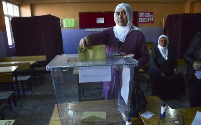 A Kurdish woman votes in Turkey's tightly-contested referendum on expanding the powers of President Recep Tayyip Erdogan, April 16, 2017, in Diyarbakir. (AFP Photo/Ilyas Akengin)