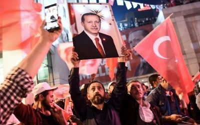 A supporter of the 'Yes' side brandishes a picture of Turkish President Recep Tayyip during a rally near the headquarters of the conservative Justice and Development Party (AKP) on April 16, 2017 in Istanbul. (AFP Photo/Ozan Kose)