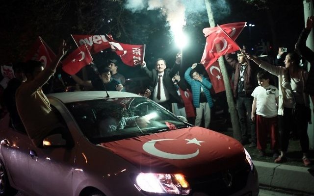 Supporters of Turkey's president wave Turkish flags during a rally near the headquarters of the conservative Justice and Development Party (AKP) on April 16, 2017 in Istanbul. (AFP Photo/Ozan Kose) Supporters of Turkey's president wave Turkish flags during a rally near the headquarters of the conservative Justice and Development Party (AKP) on April 16, 2017 in Istanbul. (AFP Photo/Ozan Kose)