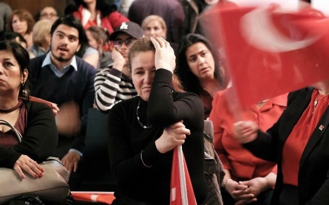 People react on election results during an election party of the opposition Republican People's Party (CHP) in Berlin, on April 16, 2017. (AFP Photo/dpa/Sebastian Willnow) People react on election results during an election party of the opposition Republican People's Party (CHP) in Berlin, on April 16, 2017. (AFP Photo/dpa/Sebastian Willnow)