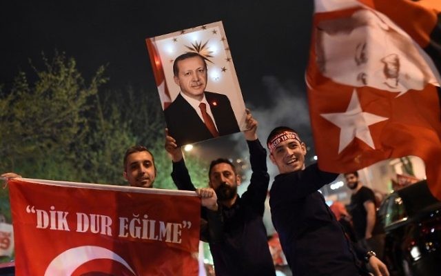 A supporter of the "yes" side brandishes a picture of Turkish President Recep Tayyip Erdogan during a rally near the headquarters of the conservative Justice and Development Party (AKP) on April 16, 2017 in Istanbul. (AFP Photo/Ozan Kose) A supporter of the "yes" side brandishes a picture of Turkish President Recep Tayyip Erdogan during a rally near the headquarters of the conservative Justice and Development Party (AKP) on April 16, 2017 in Istanbul. (AFP Photo/Ozan Kose)