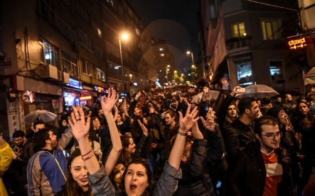 Supporters of the 'No' side gesture and shout as they gather at the Besiktas district in Istanbul on April 17, 2017 to protest following the results in a nationwide referendum that will determine Turkey's future destiny. (AFP/Ozan Kose) Supporters of the 'No' side gesture and shout as they gather at the Besiktas district in Istanbul on April 17, 2017 to protest following the results in a nationwide referendum that will determine Turkey's future destiny. (AFP/Ozan Kose)