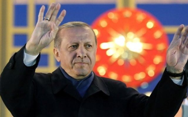 Following the results in a nationwide referendum that will determine his country's future destiny, Turkish president Recep Tayyip Erdogan acknowledges supporters prior to delivering a speech at the Presidential Palace in Ankara, April 17, 2017. (AFP/ADEM ALTAN)