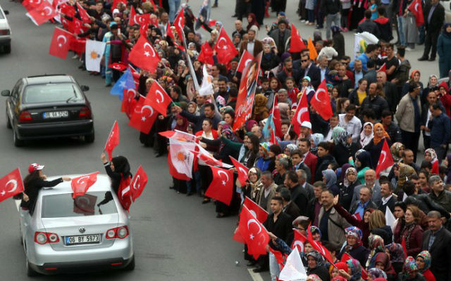 Supporters of Turkish President Recep Tayyip Erdogan cheer and wave Turkish national flags as the presidential convoy parades in Ankara, on April 17, 2017 following the results of a nationwide referendum on Erdogan's powers. (Adem Altan/AFP) Supporters of Turkish President Recep Tayyip Erdogan cheer and wave Turkish national flags as the presidential convoy parades in Ankara, on April 17, 2017 following the results of a nationwide referendum on Erdogan's powers. (Adem Altan/AFP)