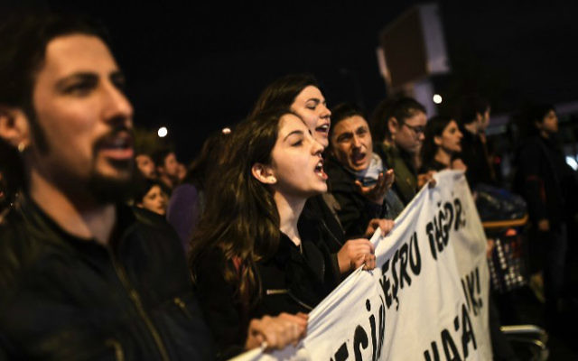 Supporters of the "No" campaign in Turkey's April 17, 2017 referendum gesture and chant slogans as they hold a banner during a march at the Kadikoy district in Istanbul on April 17, 2017. (Bulent Kilic/AFP) Supporters of the "No" campaign in Turkey's April 17, 2017 referendum gesture and chant slogans as they hold a banner during a march at the Kadikoy district in Istanbul on April 17, 2017. (Bulent Kilic/AFP)