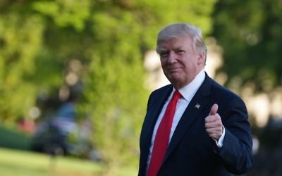 After visiting Wisconsin US President Donald Trump makes his way across the South Lawn upon returning to the White House in Washington, DC, April 18, 2017. (AFP/Mandel NGAN)