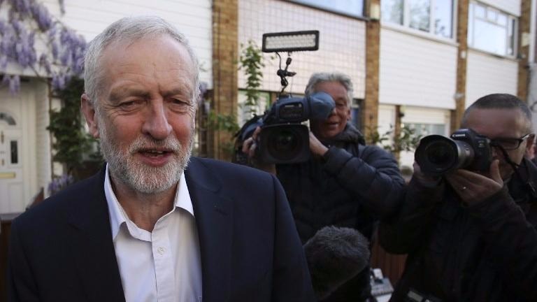 Britain's main opposition Labour Party leader Jeremy Corbyn (L) leaves his home in London on April 19, 2017. (Daniel LEAL-OLIVAS / AFP) Britain's main opposition Labour Party leader Jeremy Corbyn (L) leaves his home in London on April 19, 2017. (Daniel LEAL-OLIVAS / AFP)