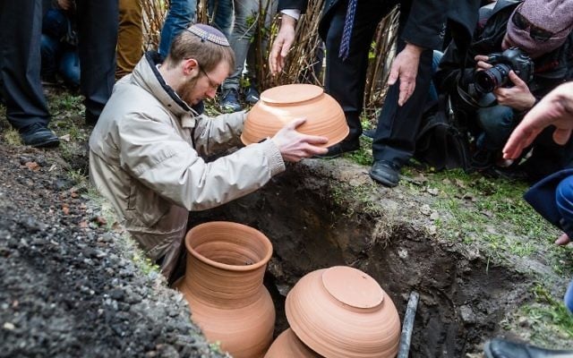Rabbi Moshe Bloom is seen during a burial ceremony of Torah scrolls on the Warsaw Jewish Cemetery, April 19, 2017. (AFP/Wojtek Radwanski) Rabbi Moshe Bloom is seen during a burial ceremony of Torah scrolls on the Warsaw Jewish Cemetery, April 19, 2017. (AFP/Wojtek Radwanski)