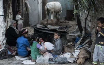 Palestinian women bake bread next to their makeshift home in the Khan Yunis refugee camp in the southern Gaza Strip on April 19, 2017. (AFP Photo/Mahmud Hams) Palestinian women bake bread next to their makeshift home in the Khan Yunis refugee camp in the southern Gaza Strip on April 19, 2017. (AFP Photo/Mahmud Hams)
